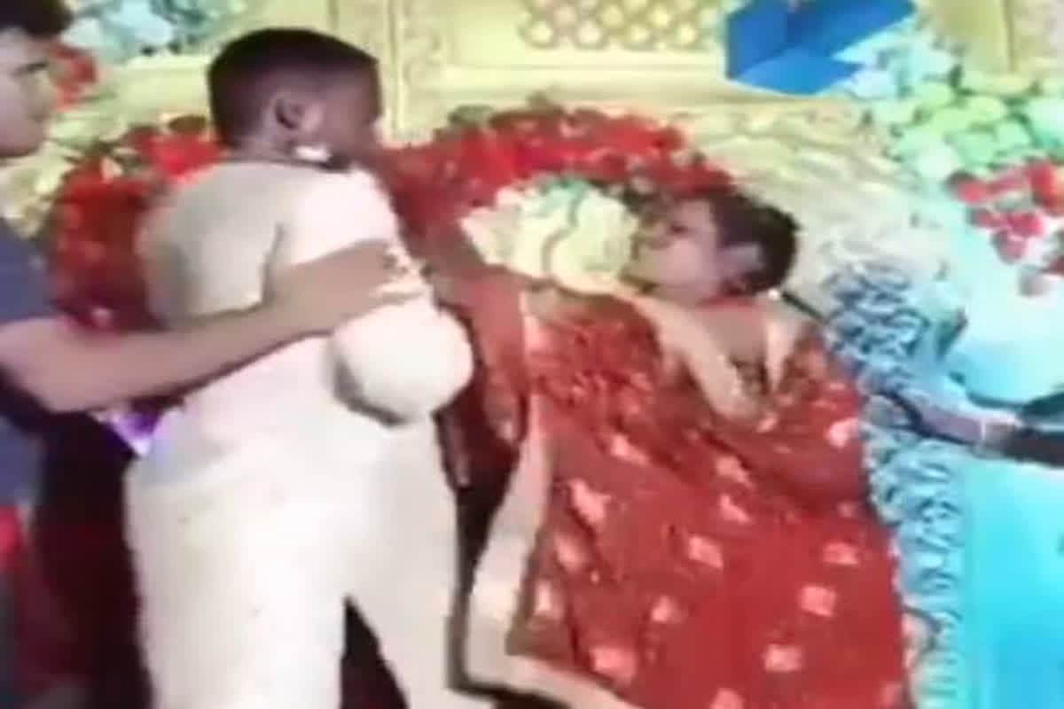 Dulha Dulhan Ka Viral Video: मंच पर दूल्हा-दुल्हन ने की ऐसी हरकत, सब हो गए हैरान, देखने वालों ने बंद कर ली आंखें