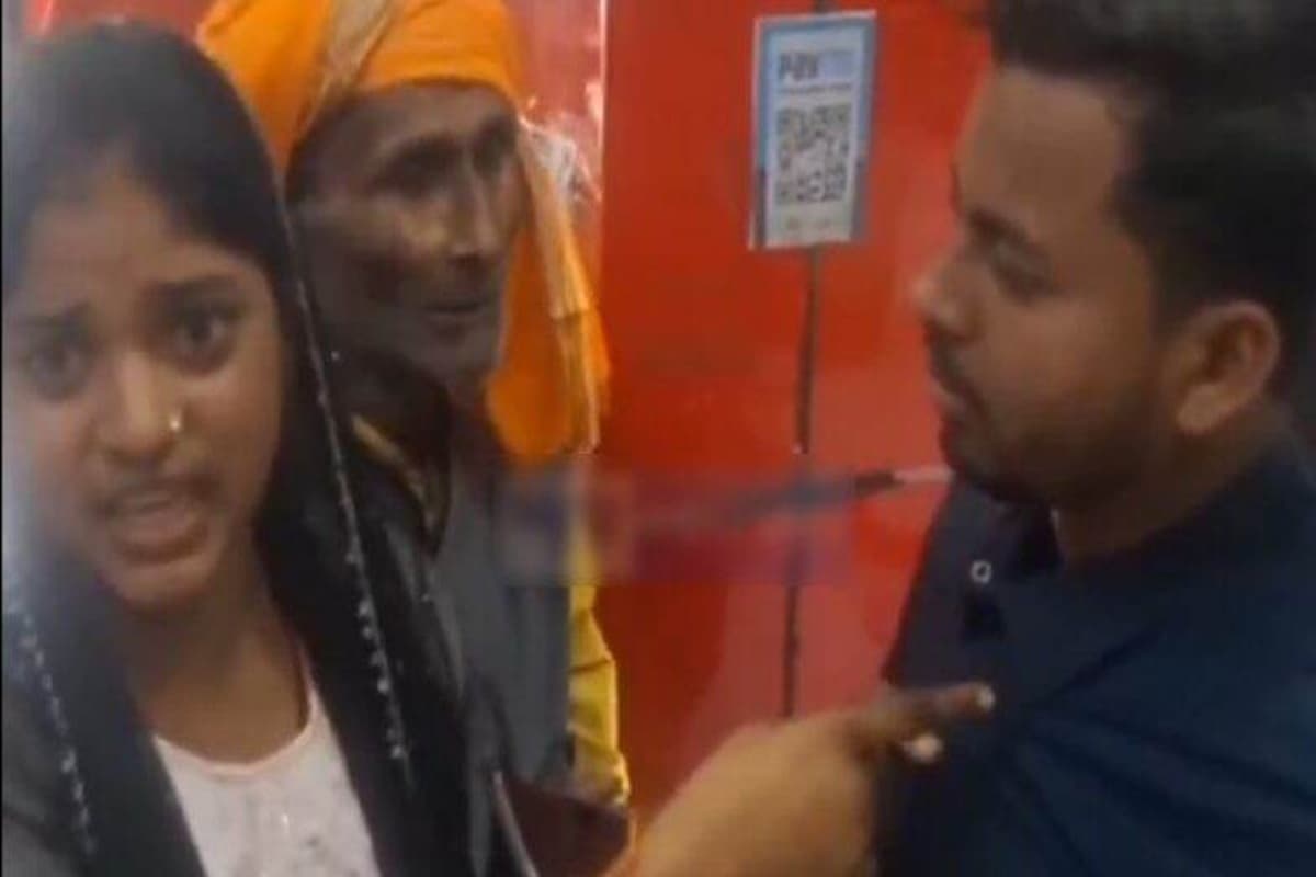 Viral Video: गर्लफ्रेंड को धोखा देकर नई नवेली दुल्हन के लिए मोबाइल लेने पहुंचा युवक, बेवफाई से नाराज प्रेमिका ने भरे बाजार कर दी धुनाई, देखें वीडियो