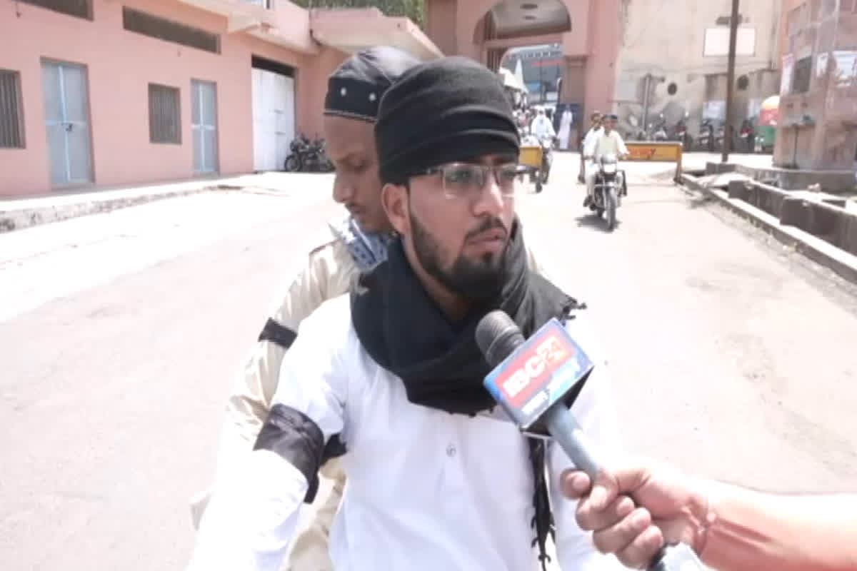 Waqf Bill Virodh: ‘बिल पास हुआ तो मस्जिद, मदरसे, कब्रिस्तान..’ मुस्लिम समुदाय ने हाथों पर काली पट्टी बांध कर पढ़ी अलविदा जुमे की नमाज, की ये मांग