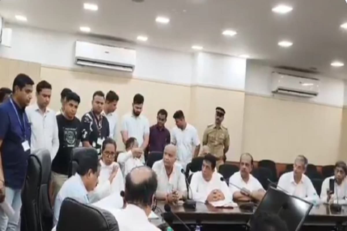 Mumbai Jain Temple: मुंबई में उसी जगह पर फिर से बनेगा जैन मंदिर.. बीएमसी अफसरों के मिलने के बाद कांग्रेस सांसद ने किया बड़ा दावा, एक्स पर कही ये बात