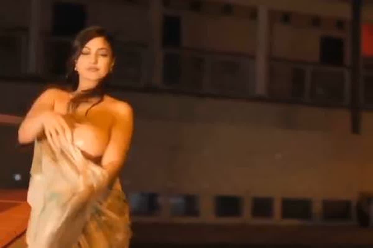 Desi Sexy Bhabhi Without Bra Video: न ब्रा…न ब्लाउज…, रील बनाने के दौरान खिसक गया देसी भाभी का पल्लू, अकेले में ही देखें वीडियो