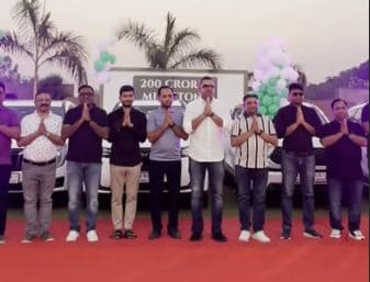 Gujarat News: ज्वेलरी कंपनी के मालिक ने कर्मचारियों को उपहार में दी Innova और XUV 700 जैसी लग्जरी कारें, वजह जानकर आप भी हो जाएंगे हैरान
