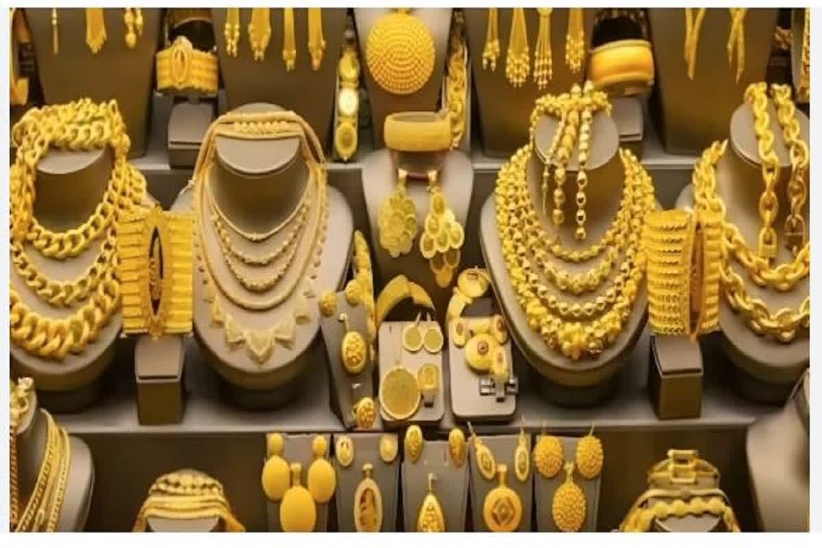 Gold Price 24 Carat Today: 98,000 के पार पहुंचा सोने का दाम, चांदी का रेट भी छू रहा आसमान, शादियों के सीजन में आम जनता को बड़ा झटका