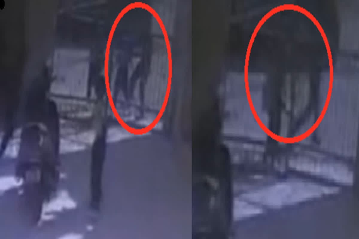 Kidnapping Live Video: दिनदहाड़े स्कूल के गेट के पास से नाबालिग छात्रा का अपहरण, घटना का CCTV वीडियो आया सामने