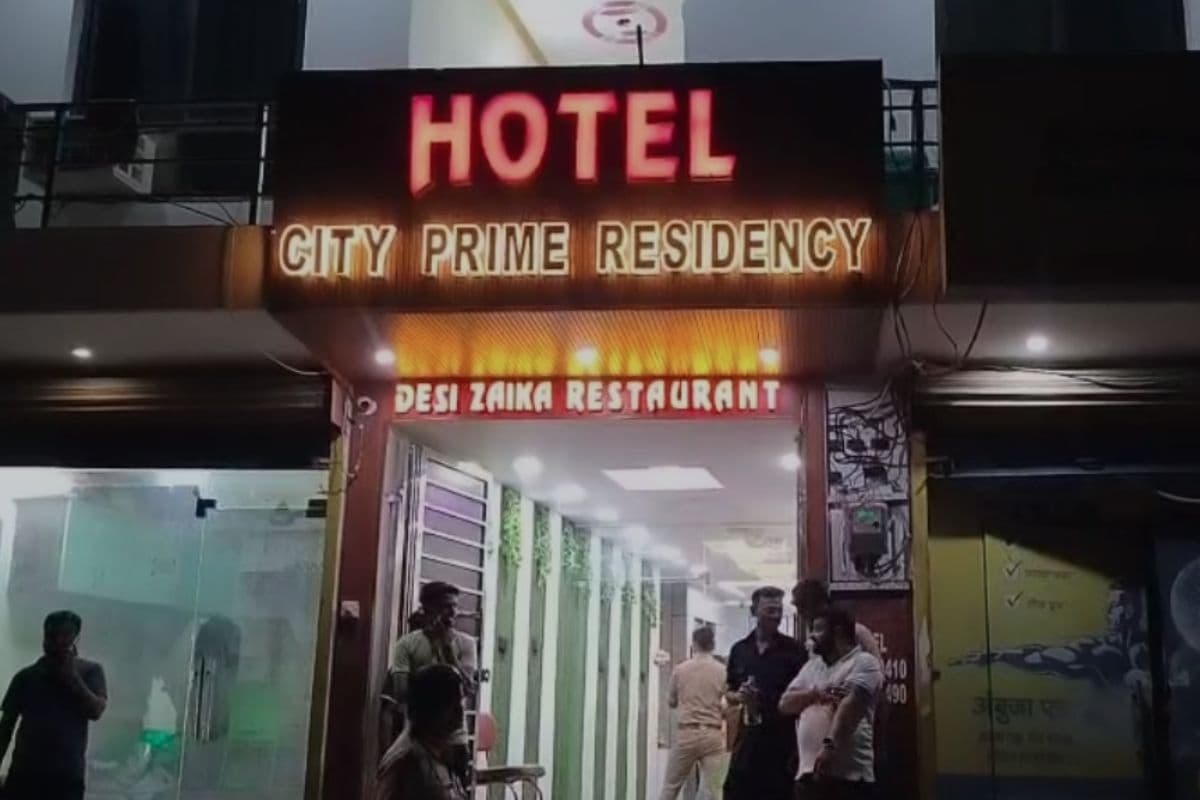 Pratapgarh Murder in Hotel: सपा नेता के होटल में ठहरा था प्रेमी जोड़ा.. सुबह इस हालत में मिली लड़की की लाश, प्रेमी की तलाश में जुटी पुलिस