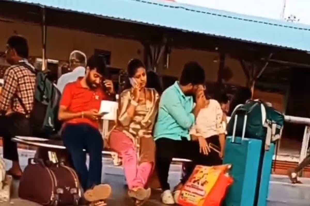 Couple Romance live Video: रेलवे स्टेशन की कुर्सी पर ही शुरू हो गए प्रेमी-प्रेमिका, बगल में बैठी महिला फोन में बात करने के बहाने देखती रही लाइव रोमांस