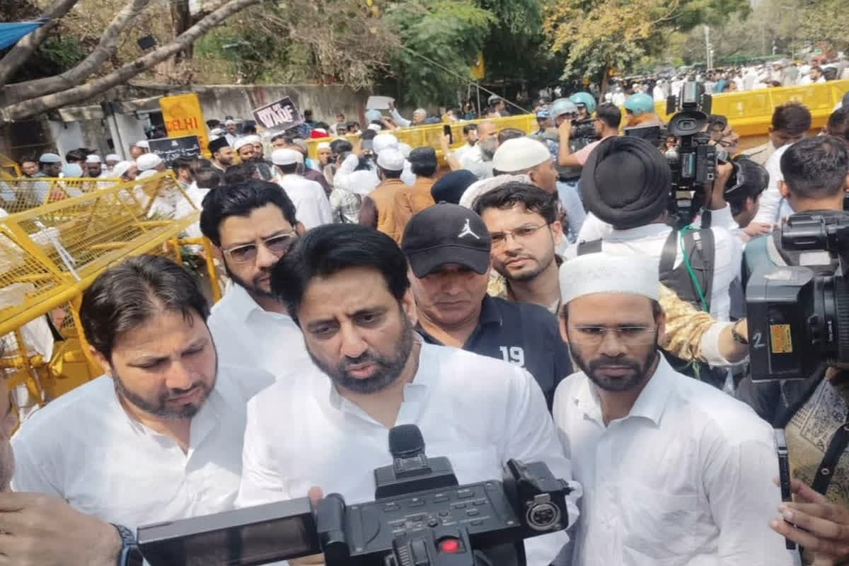 Amanatullah Khan Challenges Waqf Bill In SC: आप विधायक ने वक्फ संशोधन बिल को दी सुप्रीम कोर्ट में चुनौती, कहा – ‘यह विधेयक मुसलमानों की धार्मिक..’