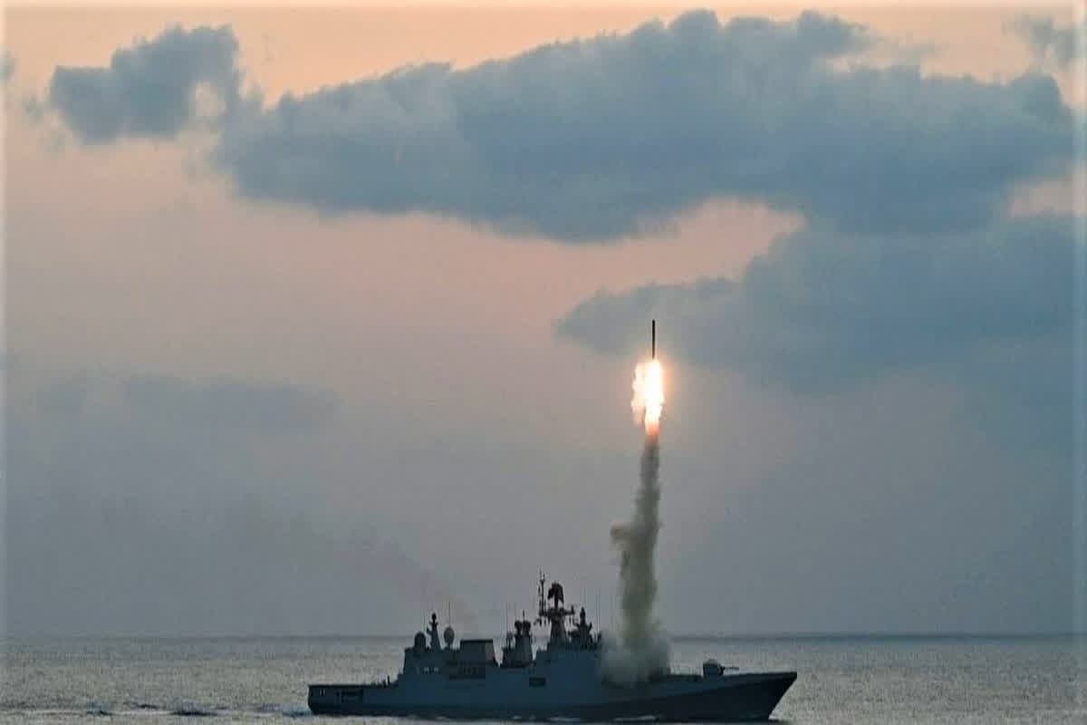 Indian Navy Video: भारतीय नौसेना ने दागी मिसाइलें! पाकिस्तान से तनाव के बीच दिखाई ताकत, सोशल मीडिया पर जारी किया मॉक ड्रिल का वीडियो