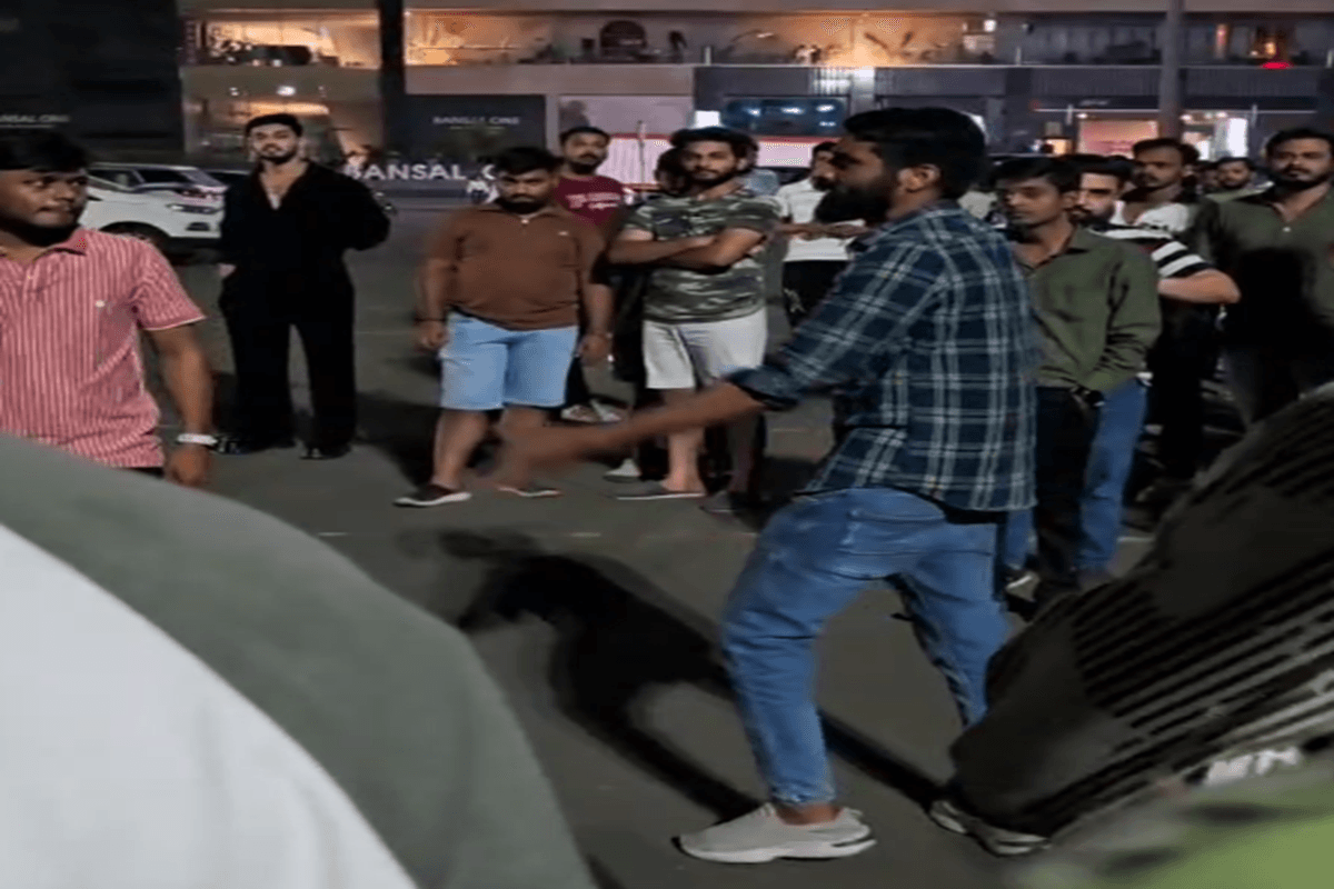 GRP Jawan Beating Video: “तुम हिंदू भाई हो, हट जाओ” नशे में धुत युवकों ने जीआरपी जवान को पीटा, वर्दी फाड़ दी, गाली-गलौज और धर्म पर आपत्तिजनक टिप्पणी