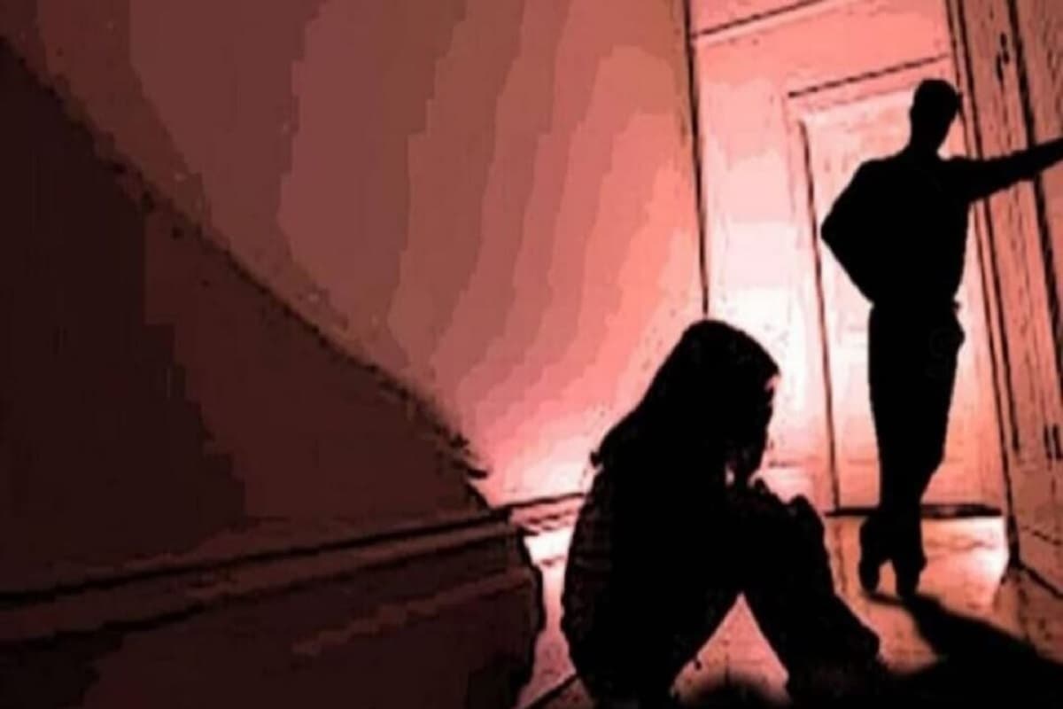 UP News : एक बार फिर शर्मसार हुआ रिश्ता, युवक ने बहन को बनाया हवस का शिकार, पहुंचा सलाखों के पीछे