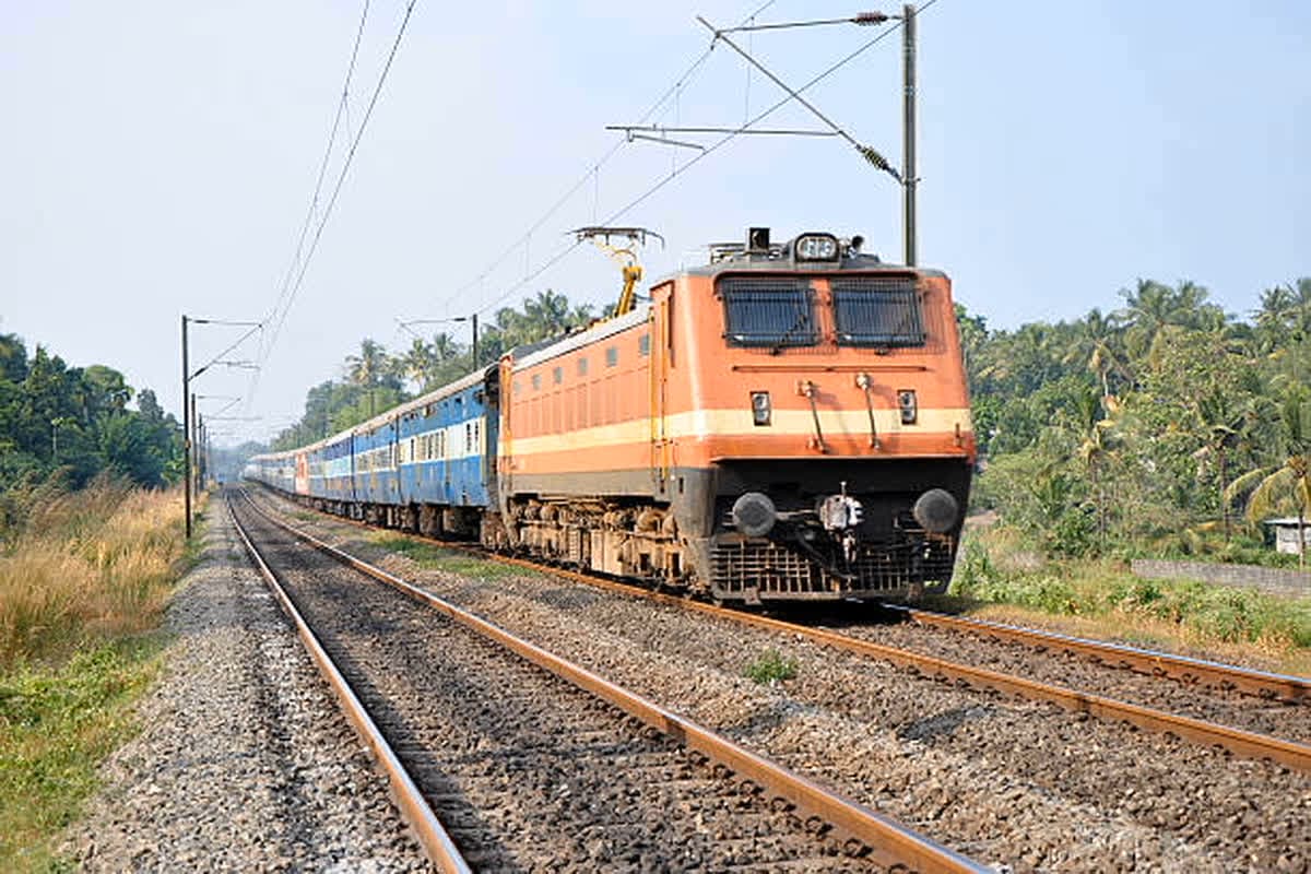 Summer Special Train List: गर्मी की छुट्टी में घर जाना होगा आसान.. 16 जोड़ी समर स्पेशल ट्रेन चलाएगा रेलवे, यहां देखें ट्रेनों की सूची