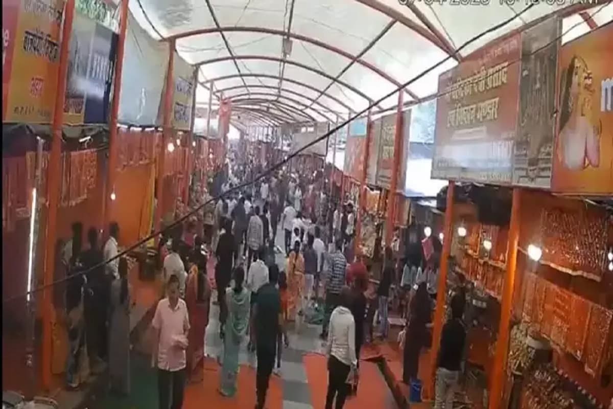 UP Viral Video: दुकानदारों ने प्रसाद खरीदने से मना करने भड़का दुकानदार, श्रद्धालुओं के साथ की मारपीट, सोशल मीडिया पर वीडियो वायरल