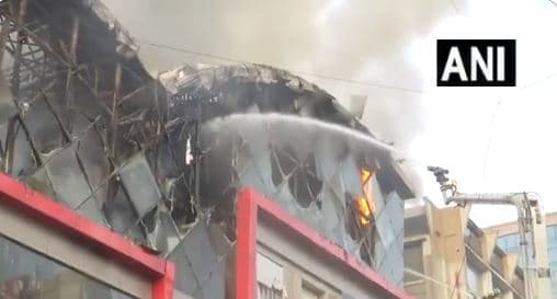 Fire In Building In Mumbai: बहुमंजिला इमारत में लगी भीषण आग, फायर ब्रिगेड की 10 से ज्यादा गाड़ियां पहुंची मौके पर