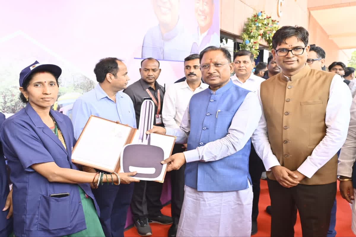 E-Auto Service in Naya Raipur: सीएम विष्णु देव साय ने नवा रायपुर में ई-ऑटो सेवा का किया शुभारंभ, लखपति दीदी योजना के तहत 40 महिलाओं को मिला रोजगार