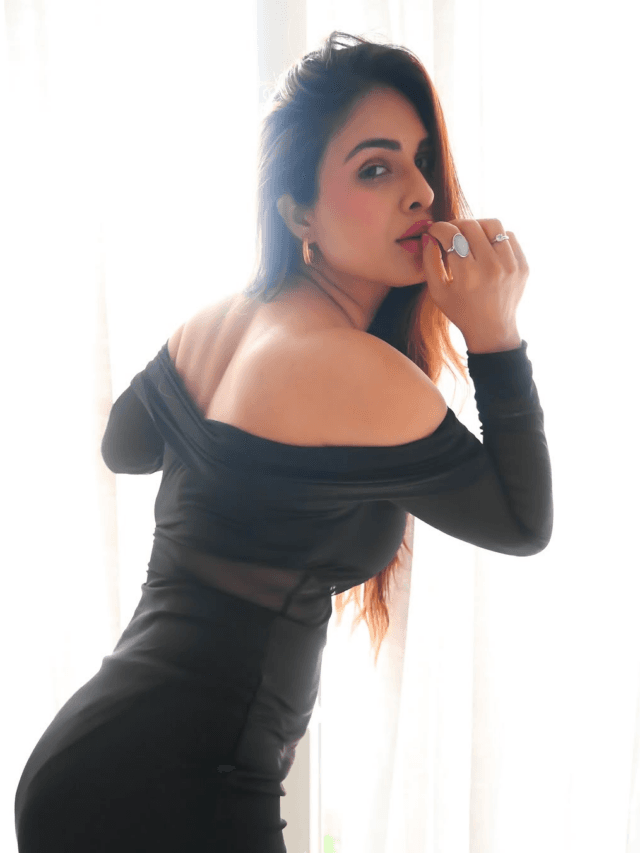 Neha Malik Hot Pic: नेहा मलिक ने ऑफशोल्डर ब्लैक गाउन में दिए किलर पोज
