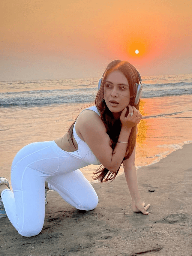 Neha Malik Hot Pic: समंदर किनारे नेहा मलिक ने कराया हुस्न का दीदार, देखें हॉट तस्वीरें