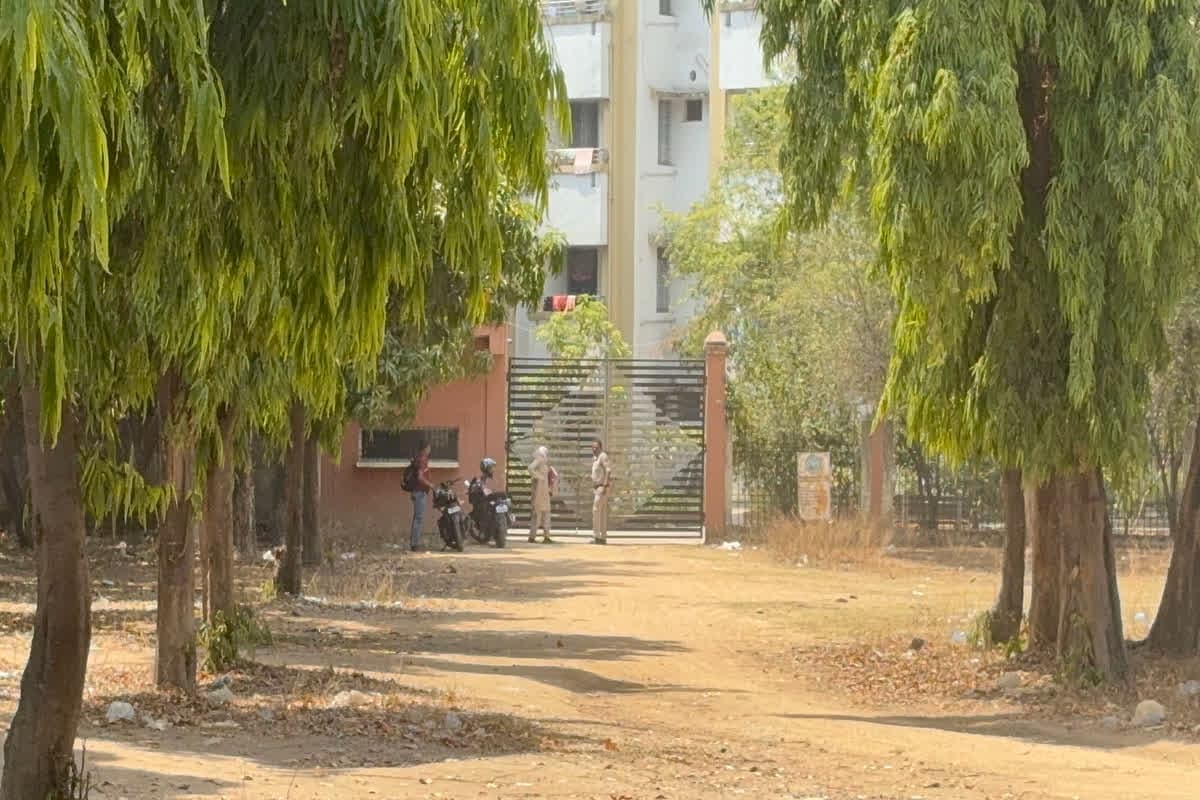 Korba girls hostel incident: गर्ल्स हॉस्टल के बाहर नशे और अश्लीलता का अड्डा! छापा मारने गई पुलिस भी नजारा देख रह गई दंग