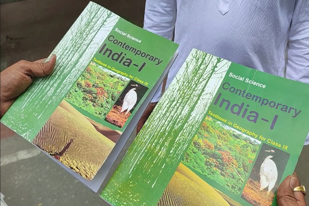 Sale of Fake NCERT Books: NCERT की नकली किताबों की बिक्री! कलेक्टर के पास पहुंचे अभिभावक, धोखाधड़ी करने वालों के खिलाफ की कार्रवाई की मांग