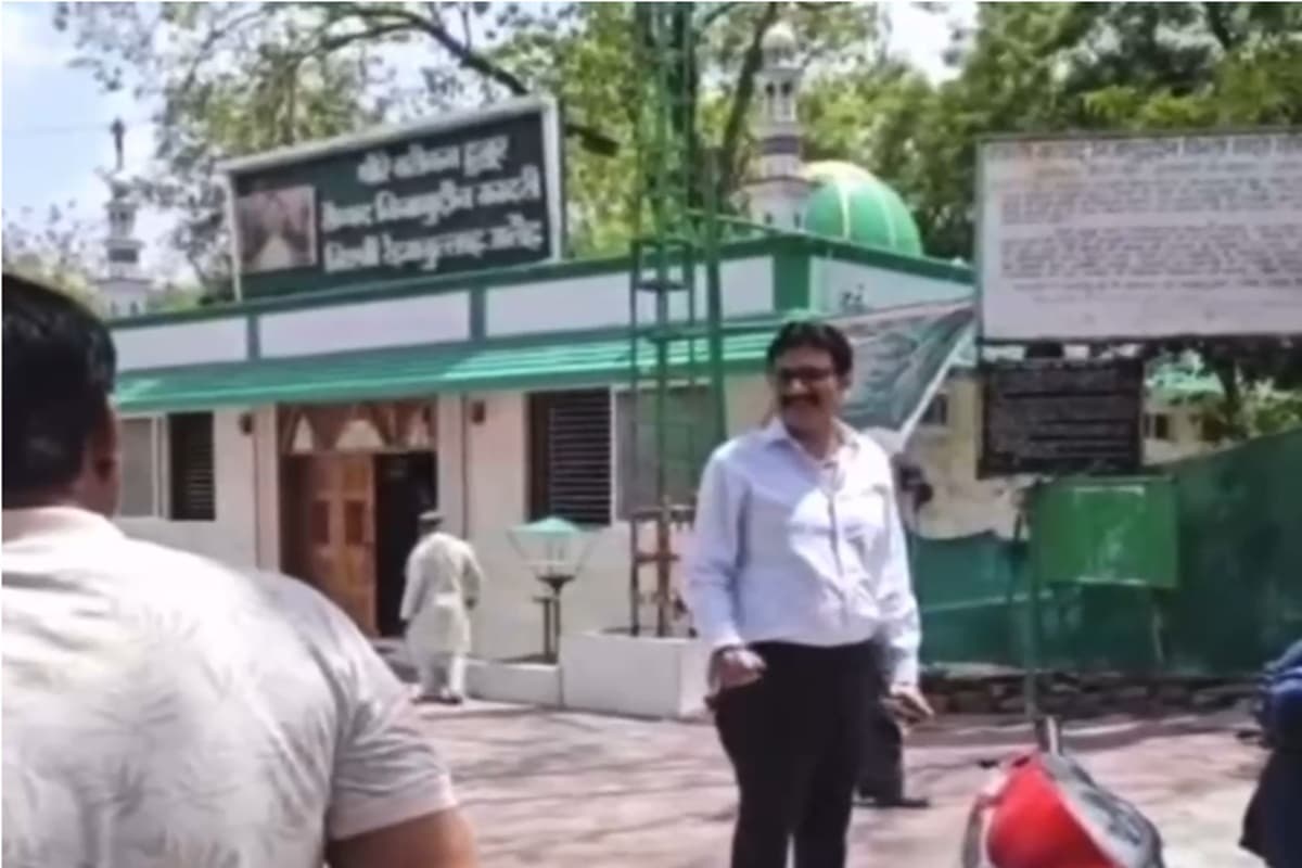 Indore News: हिंदू होकर पूरे मोहल्ले को मुसलमान बनाओगे क्या..? दरगाह के पास अतिक्रमण देख भड़के बीजेपी से निष्कासित पार्षद, वीडियो वायरल