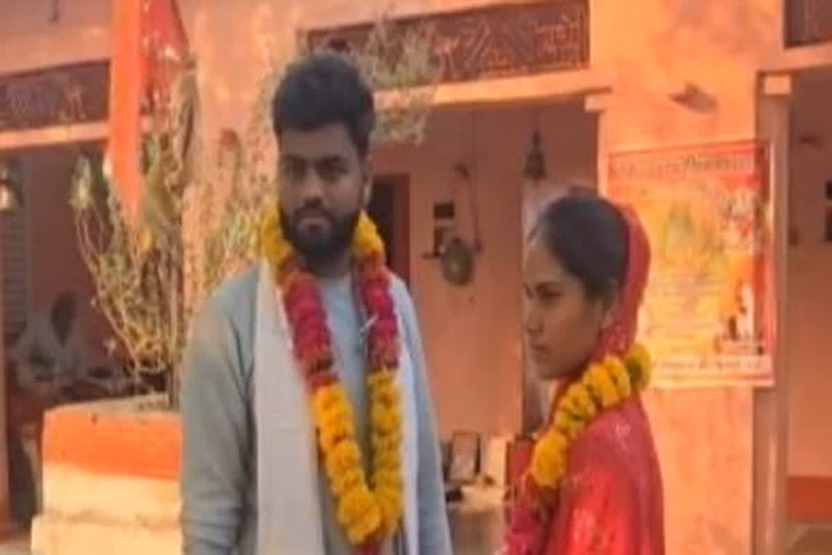 Mama-Bhanji Wedding News: मामा ने अपनी भांजी को ही बना लिया दुल्हन, हनुमान मंदिर में जयमाला पहनाकर रचाई शादी, वीडियो आया सामने