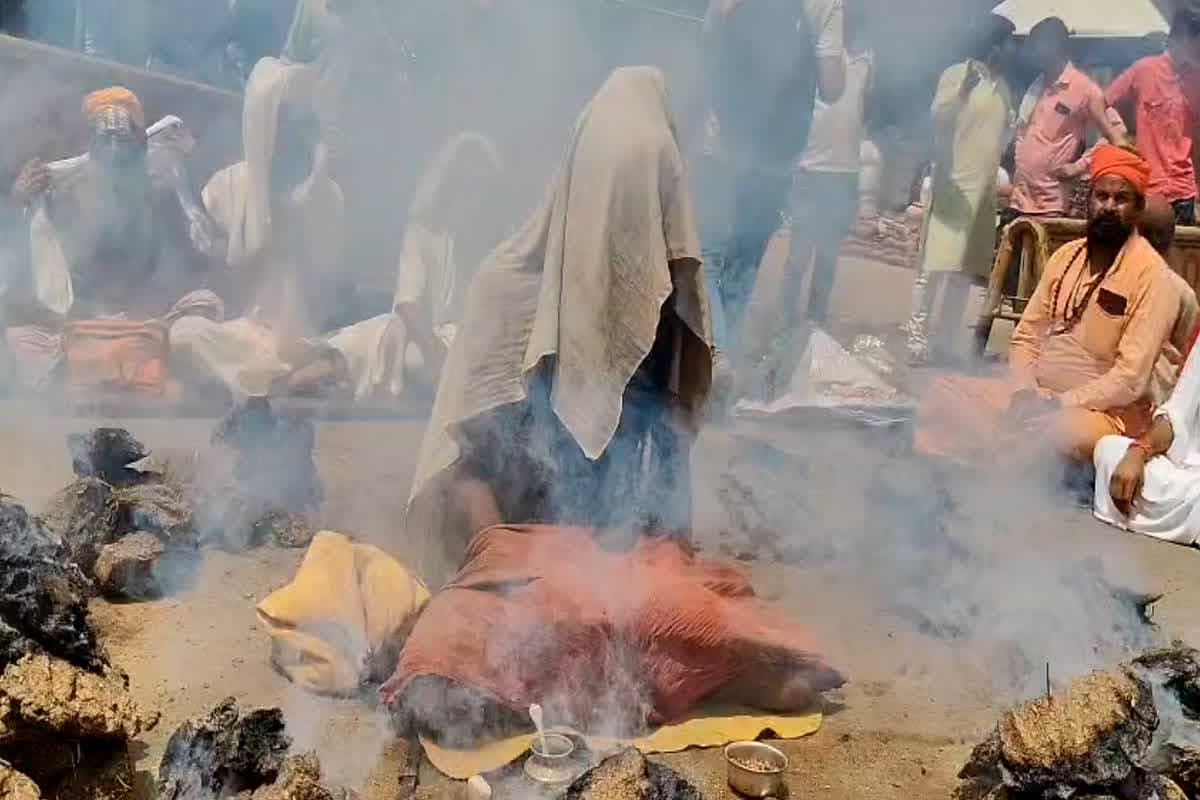 Bhind Sadhu Saint Protest with Dhuni: एमपी में संतों का अनोखा आंदोलन जारी, इन मांगों को लेकर तपते कंडों के बीच बैठकर रामनाम का किया संकीर्तन