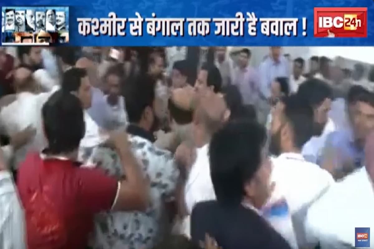 #SarkarOnIBC24: वक्फ पर घमासान, फिर हिंदू-मुसलमान! कश्मीर से बंगाल तक जारी है बवाल!