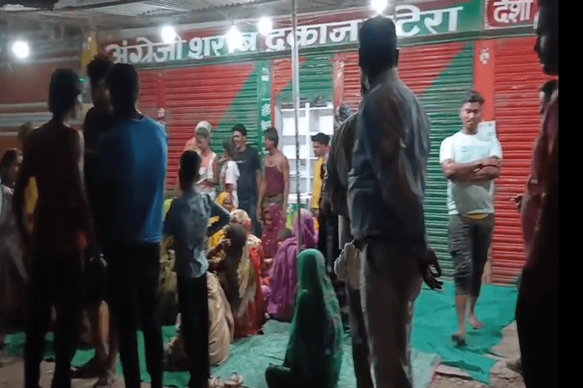 Women Protest Against Liquor Shop: शराब ने बिगाड़ा माहौल! गांव में नहीं हो रही लड़के- लड़कियों की शादी… महिलाओं ने रातभर भजन गाकर किया हल्लाबोल