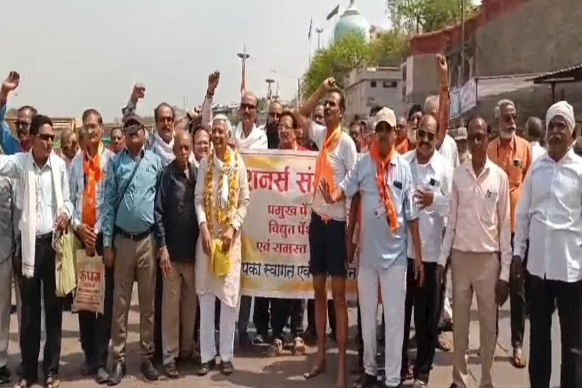 Pensioners Latest News : पेंशनर्स का हल्ला बोल! शिप्रा में खड़े होकर सरकार के खिलाफ किया अनूठा प्रदर्शन, दी ये चेतावनी