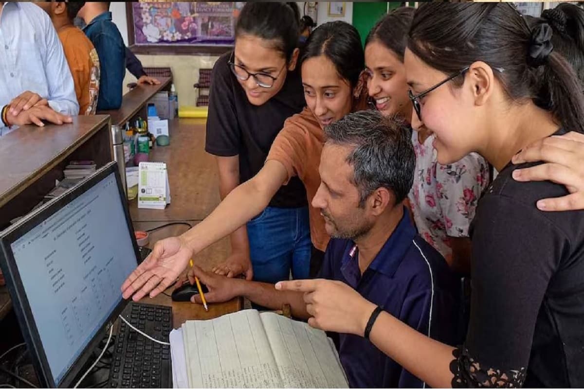 UP Board 10th 12th Result 2025 Live: यूपी बोर्ड का रिजल्ट जारी, स्टूडेंट्स इस लिंक पर जाकर देख सकते हैं परिणाम