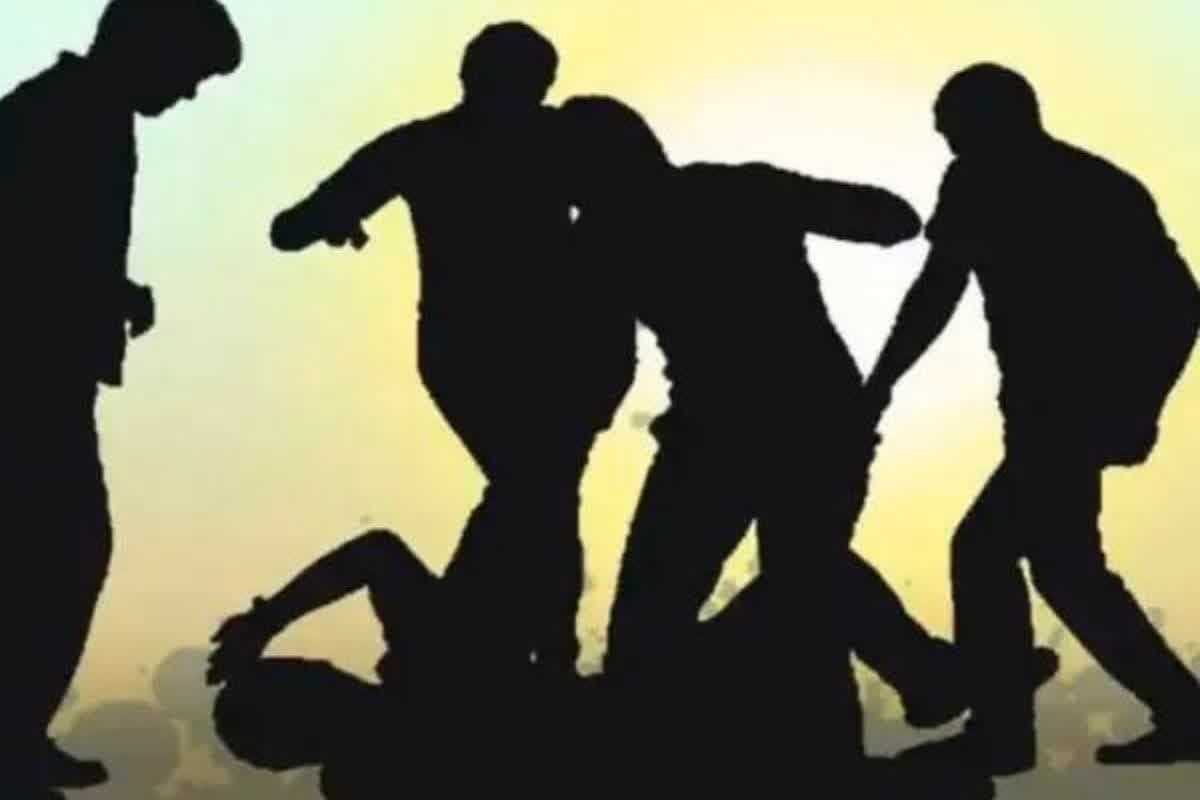 Indore Crime News: बदमाशों ने युवती को रूम बुलाया, युवक ने किया मना तो फ्लैट में हुई हैरान करने वाली घटना