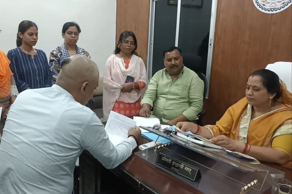CG Hindi News: गालीबाज संकाय सदस्य के खिलाफ मनरेगाकर्मियों ने खोला मोर्चा, जनपद पंचायत में किया हंगामा, कार्यक्रम अधिकारी को दी थी गाली