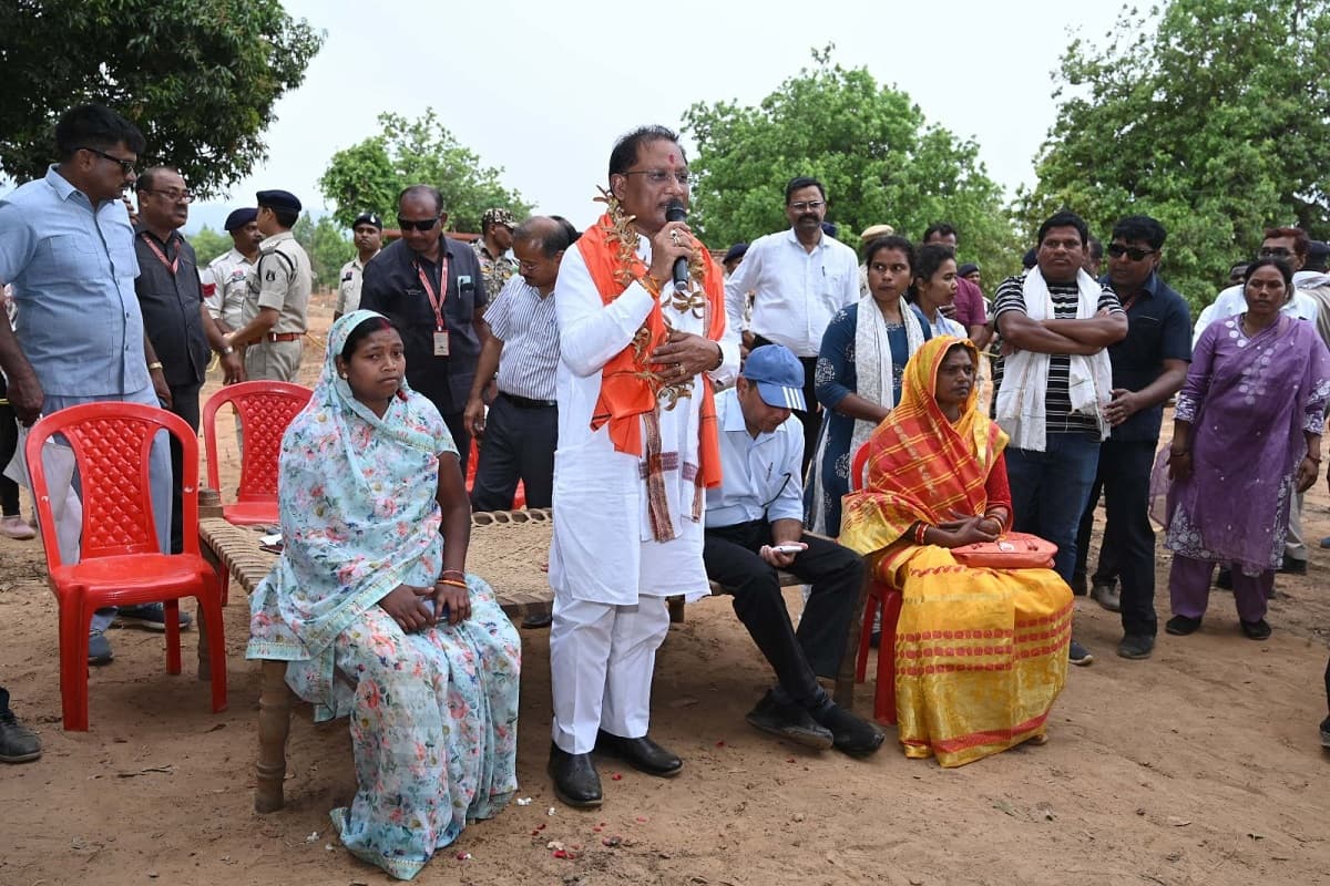 Chhattisgarh News: तेज हवाओं के बीच ढोढरीकला में अचानक उतरा सीएम साय हेलिकॉप्टर, महुआ पेड़ के नीचे लगाई चौपाल, ग्रामीणों की मांग पर किए ये बड़े ऐलान