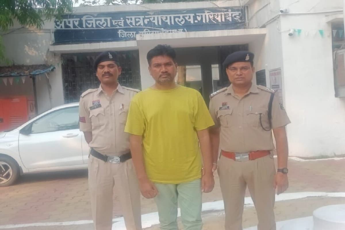 CG News: छत्तीसगढ़ में नौकरी लगाने के नाम पर ठगी, 60 लाख लेकर थमाया फर्जी नियुक्ति पत्र, अब जेल में कटेगी बिजली विभाग के कार्यपालन अभियंता की रातें