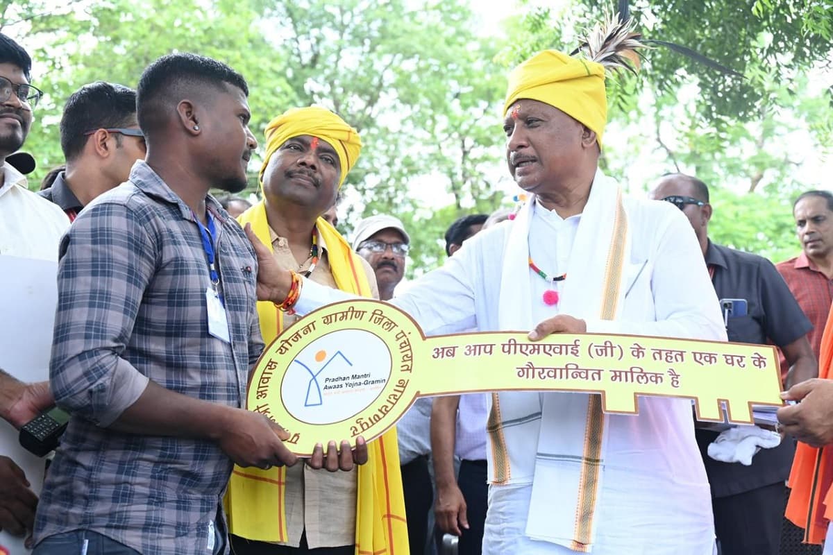 CG News: बासिंग कैंप परिसर में मुख्यमंत्री साय ने लगाई जन-चौपाल, ग्रामीणों से किया सीधा संवाद, कहा- योजनाओं की क्रियान्वयन का लेने आया हूं जायजा