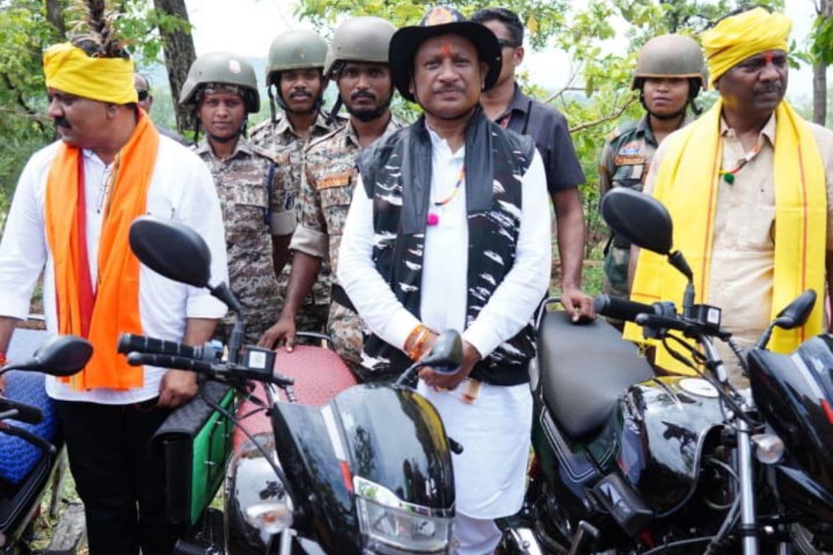 CM Vishnu Deo Sai in Bastar: जवानों के बीच पहुंचे CM विष्णुदेव साय.. गश्त के लिए 50 बाइक को हरी झंडी दिखाकर किया रवाना, देखें तस्वीरों में