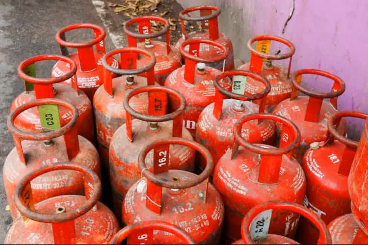 Domestic Gas Cylinder Price News Today: रसोई गैस सिलेंडर 215 रुपए सस्ता, आज से सभी जगह लागू हो गए नए रेट, जानिए अब कितना देना होगा