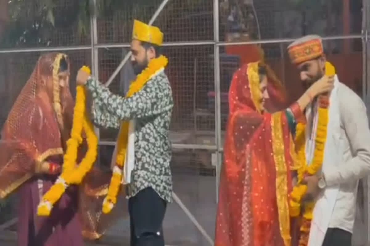Girls Converted From Muslim To Hindu: मुस्लिम से हिन्दू बनी दो युवतियां, सनातन रीति-रिवाज से रचाई शादी, कहा-‘हिन्दू धर्म में महिलाओं को मिलता है सम्मान’