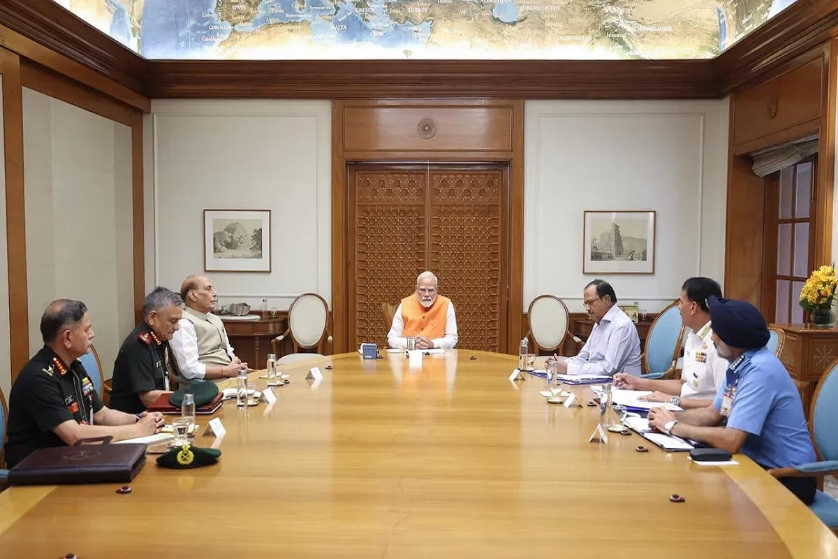 India-Pakistan War Latest News: पाकिस्तान से बढ़ते तनाव के बीच पीएम मोदी ने की हाई लेवल मीटिंग, राजनाथ-डोभाल के साथ तीनों सेना प्रमुख हुए शामिल