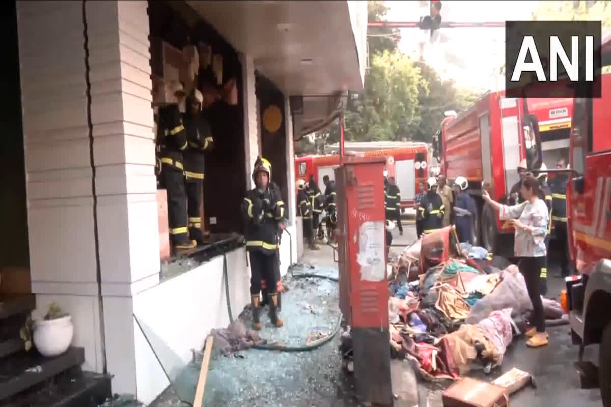 Mumbai Fire News: मुंबई में कपड़ों के शोरूम में भीषण आग! 20 लोगों का रेस्क्यू, दमकल की 12 गाड़ियां मौके पर