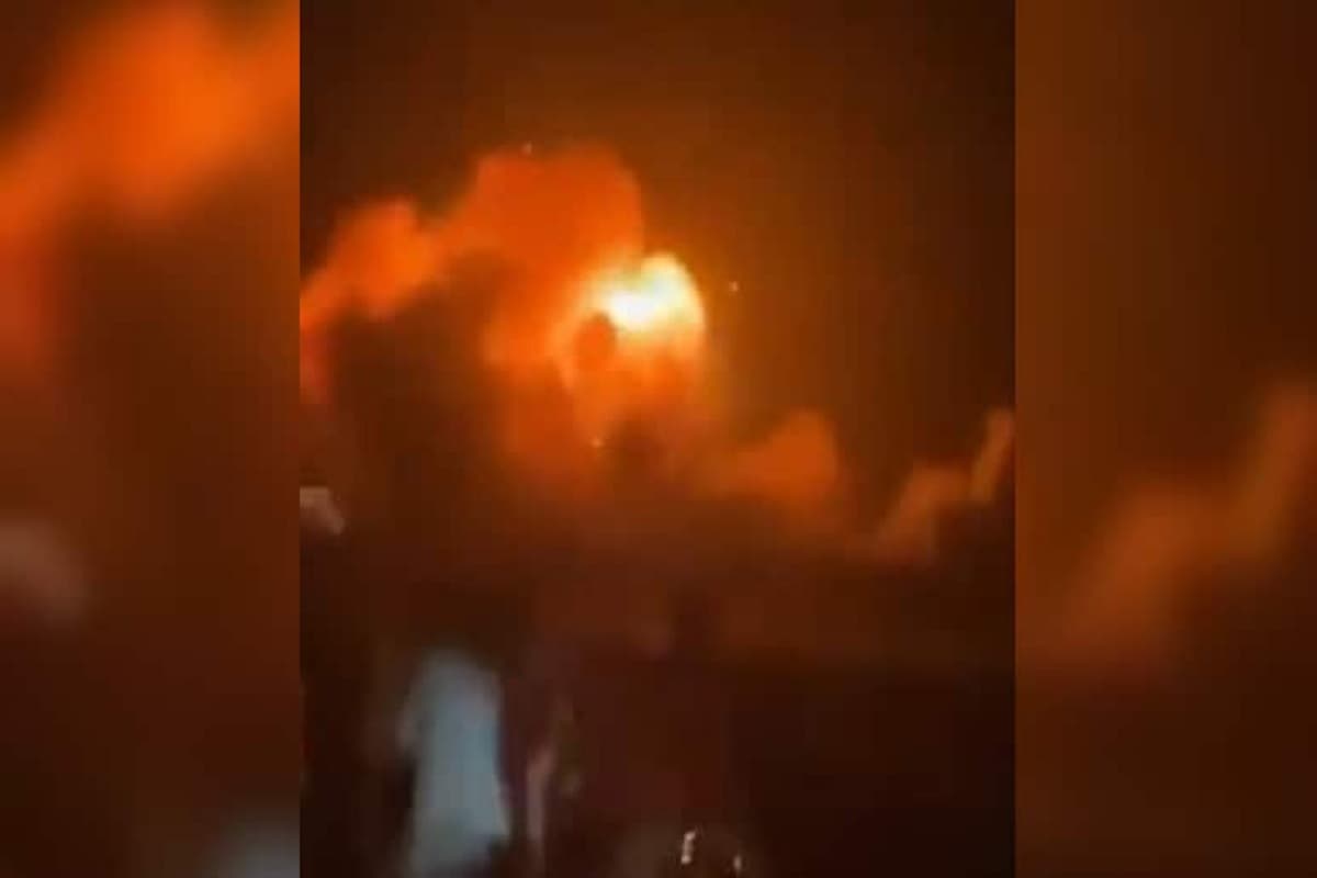 Airstrike in Pakistan : भारत की एयरस्ट्राइक से बिलबिलाया पाकिस्तान, लाहौर और सियालकोट एयरपोर्ट 48 घंटे के लिए बंद, पाकिस्तान में उड़ानें रद्द