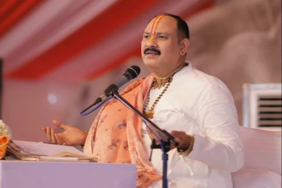 Pradeep Mishra Advice to Cover Navel: ढकी रहेगी नाभि…सुरक्षित रहेगी नारी…पंडित प्रदीप मिश्रा ने लड़कियों को दी नसीहत