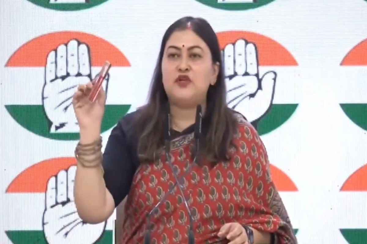 Ragini Nayak PC: ‘सिंदूर’ दिखाकर कांग्रेस प्रवक्ता ने मोदी सरकार से पूछे तीखे सवाल, बोलीं- ‘पराए आदमी का दिया सिंदूर किस काम..’