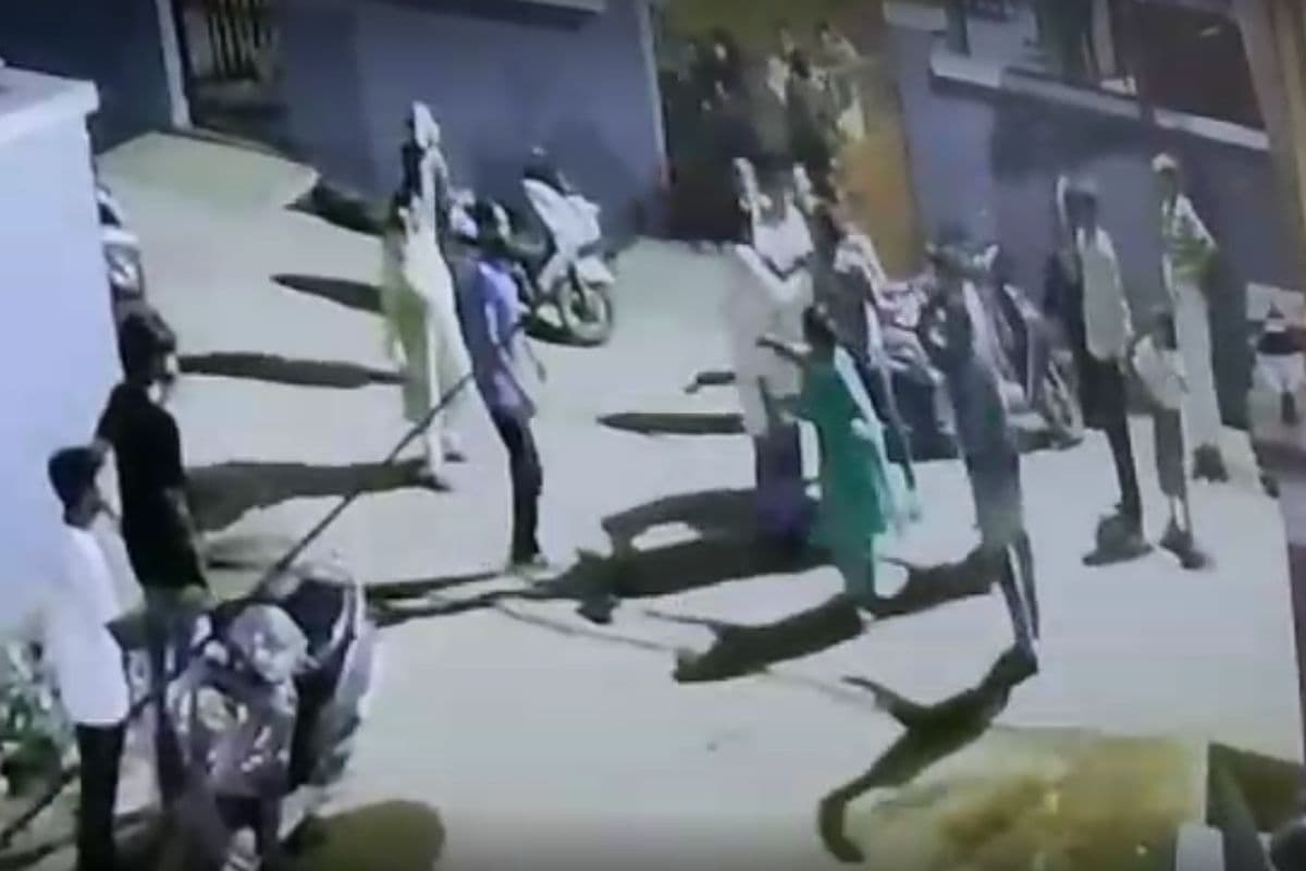 Bhilai Crime News: इश्क का जनून बना खौफनाक जंग, लड़की से बात न होने पर युवक ने मचाया बवाल, जमकर चली लाठी-डंडे-चाकू