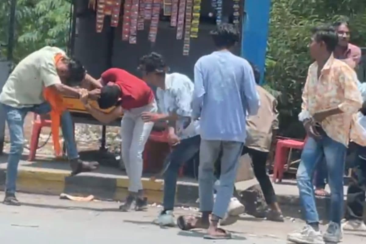 Dog Trainer Attack Video: शहर में खुलेआम गुंडागर्दी! बाइक सवार डॉग ट्रेनर पर फावड़ा-डंडों से हमला, वीडियो हुआ वायरल