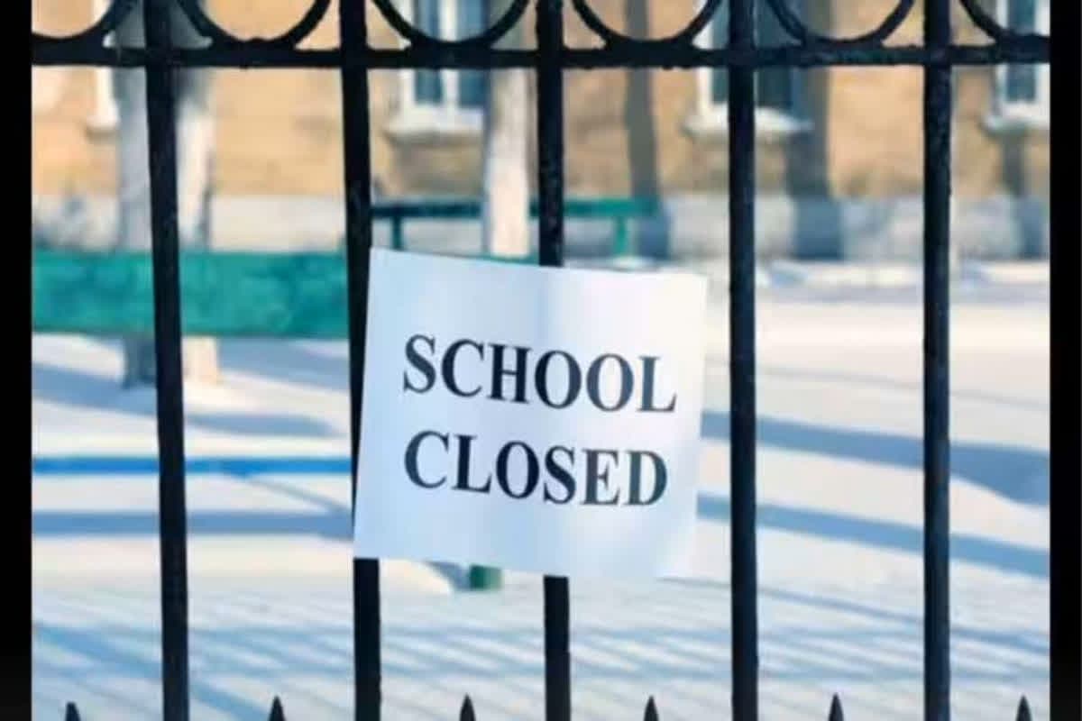 School Close: भारी बारिश की वजह से स्कूलों में लगे ताले, अगले दो दिनों तक रहेंगी छुट्टियां, आदेश जारी