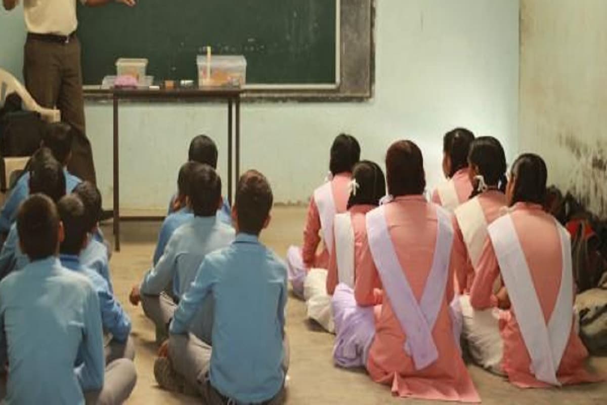 Education Level in CG: छत्तीसगढ़ में इस जगह के 35 हजार बच्चों ने बीच में ही छोड़ दी पढ़ाई, होटल और गैरेजों में कर रहे काम, वजह जानकर हो जाएंगे हैरान