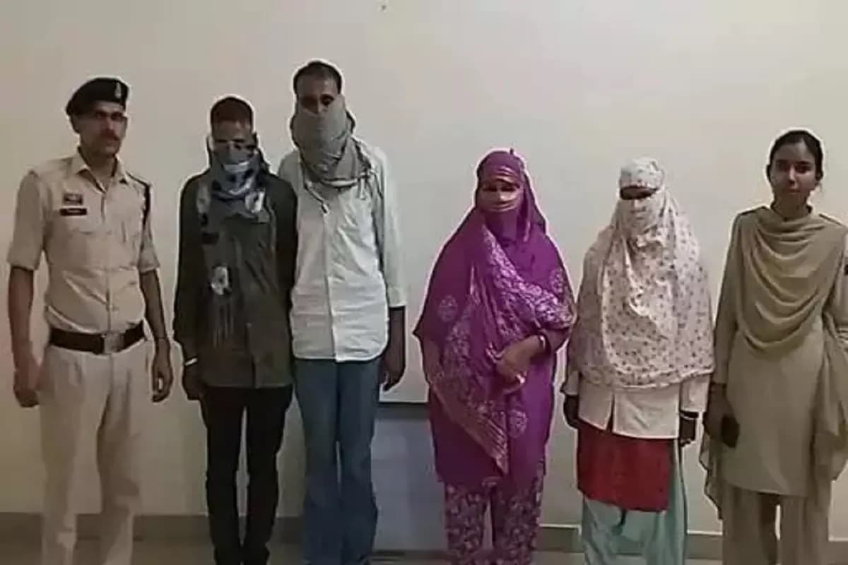 Sex Racket in CG: छत्तीसगढ़ के इस गांव में चल रहा था सेक्स रैकेट, पुलिस ने दी दबिश, 4 युवक-युवती आपत्तिजनक हालत में गिरफ्तार