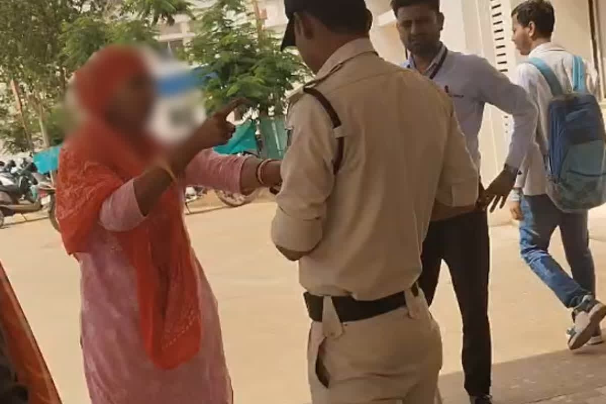 Wife Beating Husband Video: पुलिसकर्मी पति को पत्नी ने पब्लिक के बीच पीटा, वायरल हो रहा मारपीट का वीडियो, लगाया अवैध संबंध का आरोप