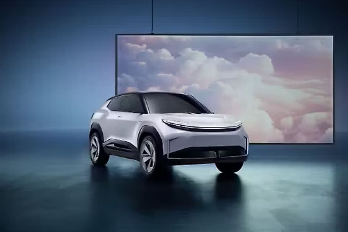 Toyota First Electric Car: टोयोटा की नई इलेक्ट्रिक कार मचाएगी धूम, 500 KM से ज्यादा रेंज के साथ जल्द होगी लॉन्च
