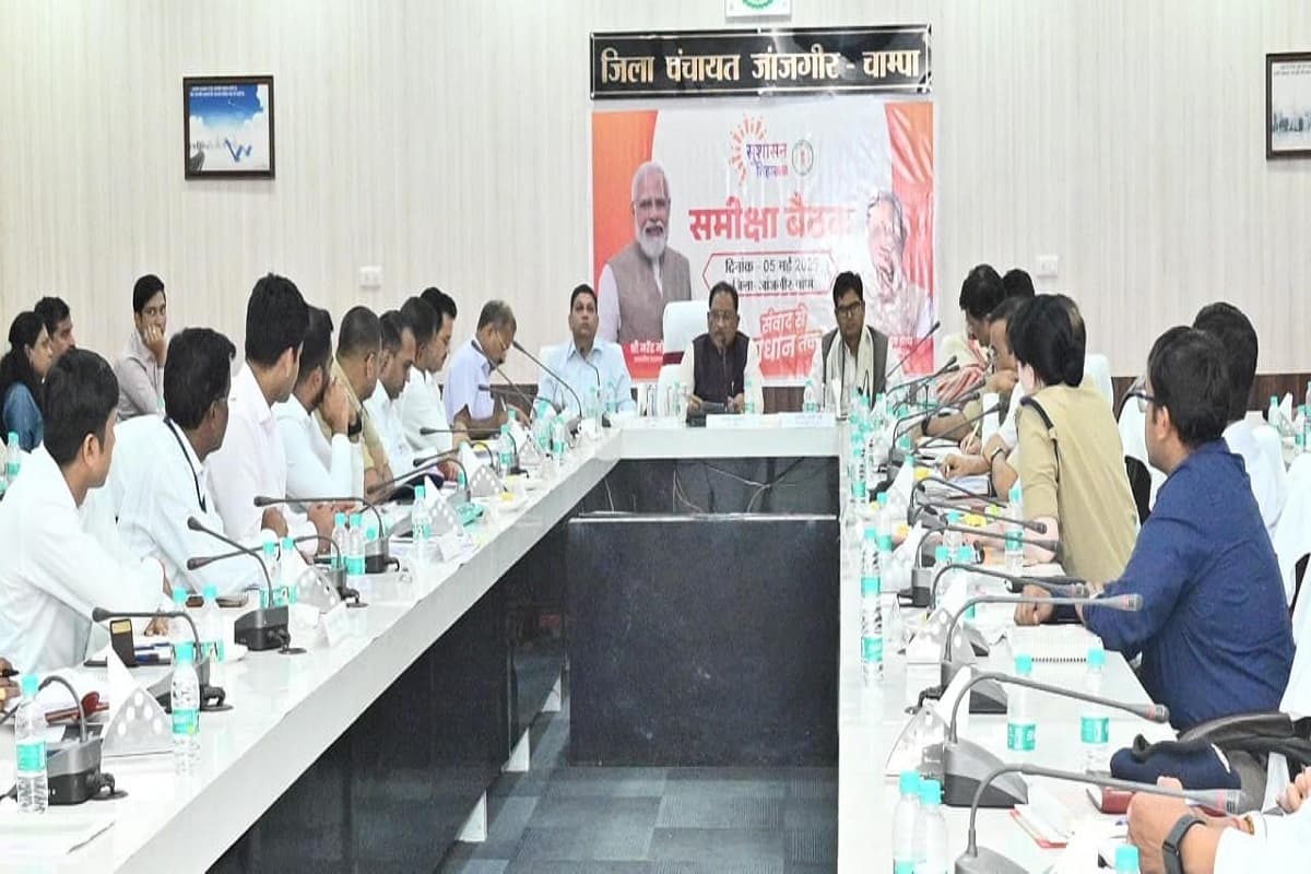 CG News: स्वीकृत सड़कों की मंजूरी में हो रही देरी पर भड़के सीएम साय, कहा- कामों में लापरवाही के लिए कलेक्टर व एसपी होंगे जिम्मेदार